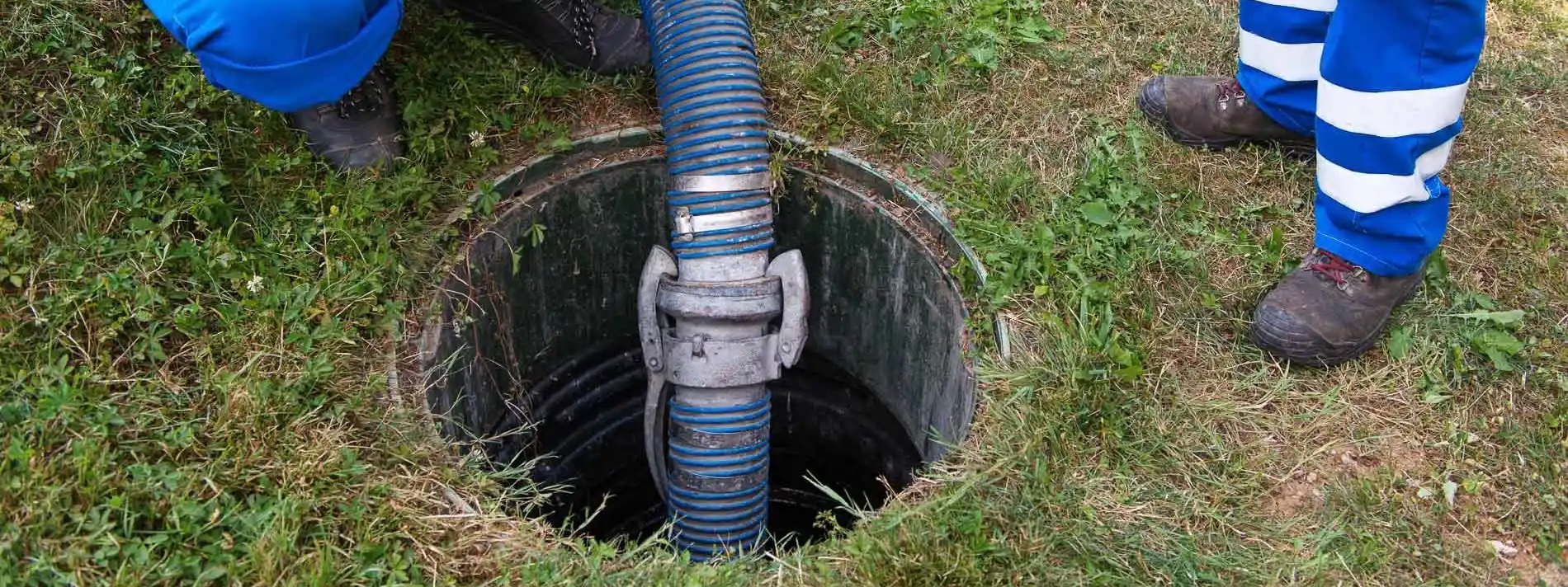 Emptying,Household,Septic,Tank.,Cleaning,And,Unblocking,Clogged,Drain.